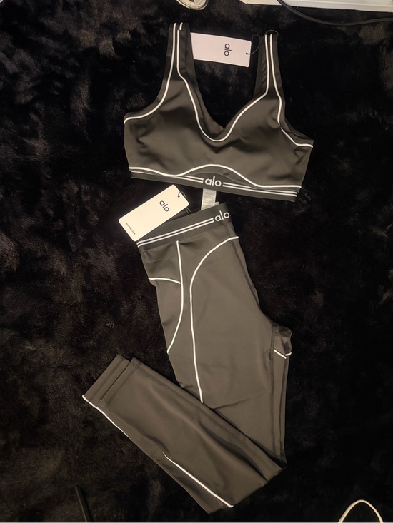 ALO Yoga Other - ALO set black Sports Bra and Leggings Medium size